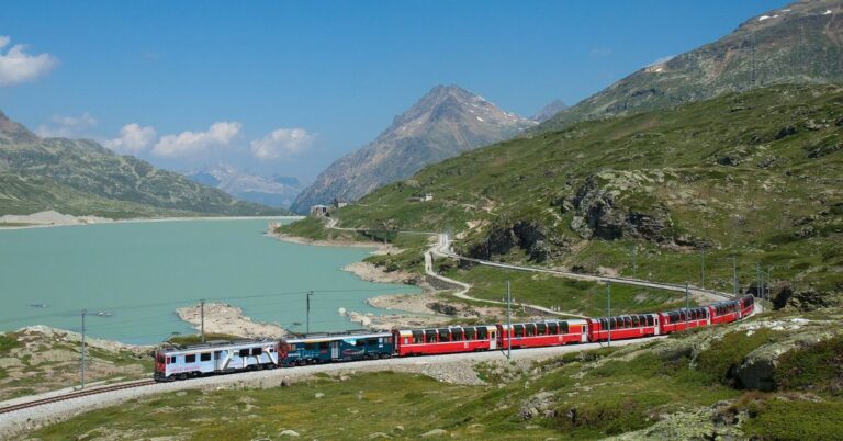 15 Breathtaking Swiss Train Journeys You Can’t Miss
