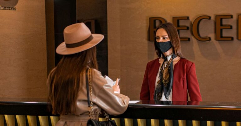 15 Ways Hotel Workers Instantly Judge Your First Impression