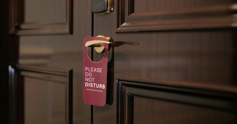 25 Guest Behaviors That Come Off As Rude In Hotels