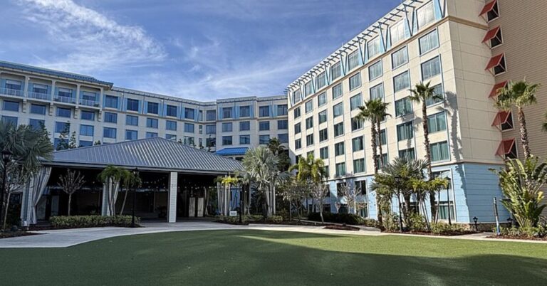 25 Theme Park Resorts In The US That Offer A Full Vacation Experience
