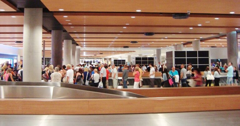 15 Baggage Claim Behaviors That Will Make You Everyone’s Least Favorite Traveler